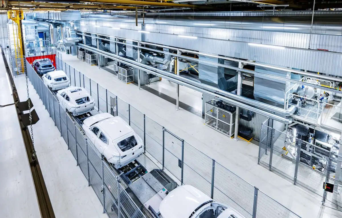 BMW pone a su planta de Regensburg, Alemania, como un modelo a seguir en el grupo al iniciar con un sistema energético más eficiente en los procesos de pintura. Foto 
