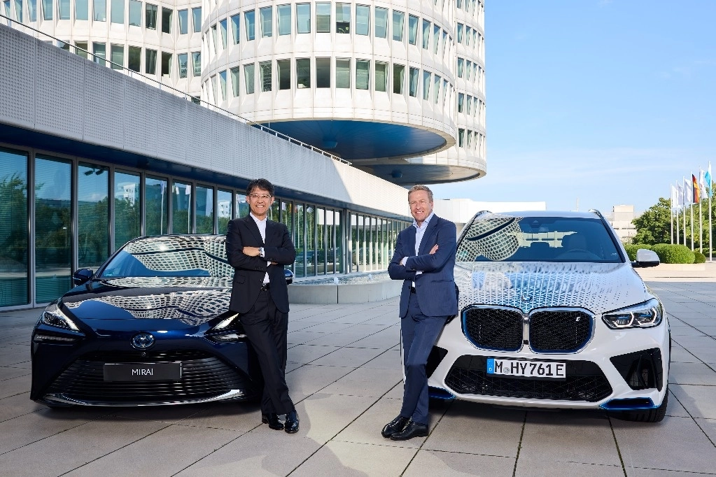 Koji Sato, presidente y miembro del Consejo de Administración de Toyota Motor Coropration; y Oliver Zipse, presidente del Consejo de Administración de BMW AG. Es más de una década la que han colaborado BMW y Toyota para impulsar nuevas energías sin emisiones de carbono. Foto Cortesía BMW.