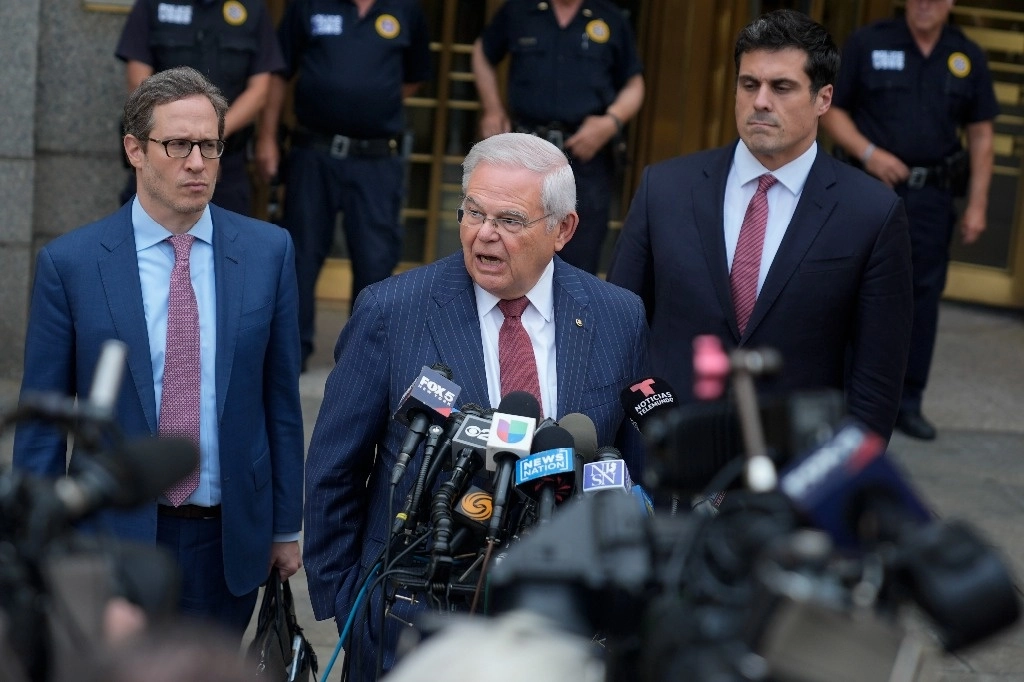 El senador demócrata de origen cubano fue declarado culpable de todos los cargos que enfrentaba, incluyendo de aceptar sobornos en oro y dinero en efectivo de tres empresarios de Nueva Jersey, y de actuar como agente del gobierno egipcio. Foto AP