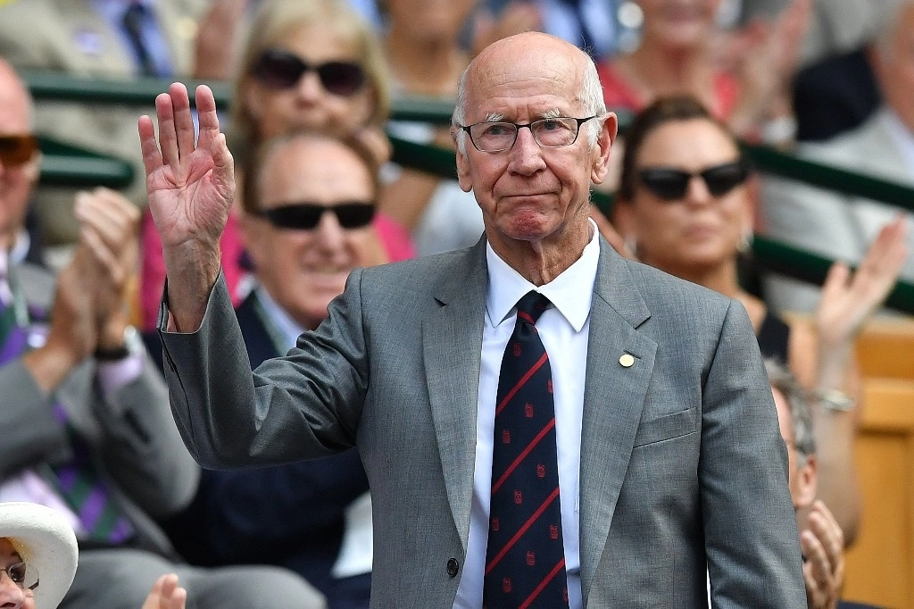 El Manchester United mostró solidaridad con Bobby Charlton tras darse a conocer la condición médica que aqueja al ex futbolista. Foto Afp
