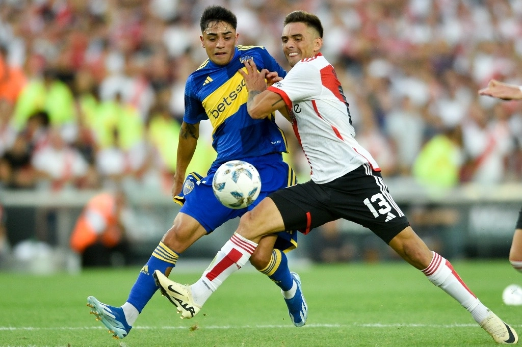 Con el punto, el equipo riverplatense subió provisionalmente a la cima de la Zona A, compartida con Independiente, al tiempo que Boca permaneció fuera de los puestos de clasificación a cuartos de final de la Zona B. Foto Ap