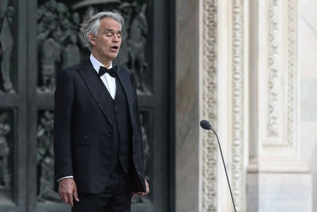 El tenor italiano Andrea Bocelli durante un ensayo en el Duomo de Milán, en imagen del 12 de abril pasado. Foto Afp 