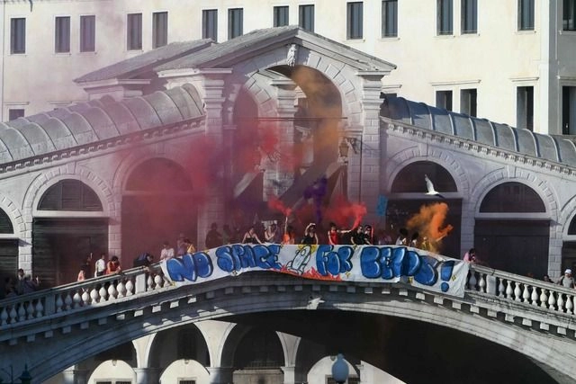 Protestas con el lema "No hay espacio para Bezos" en el Puente de Rialto un día después de la ceremonia de boda de Jeff Bezos y Lauren Sanchez en Venecia. Foto 