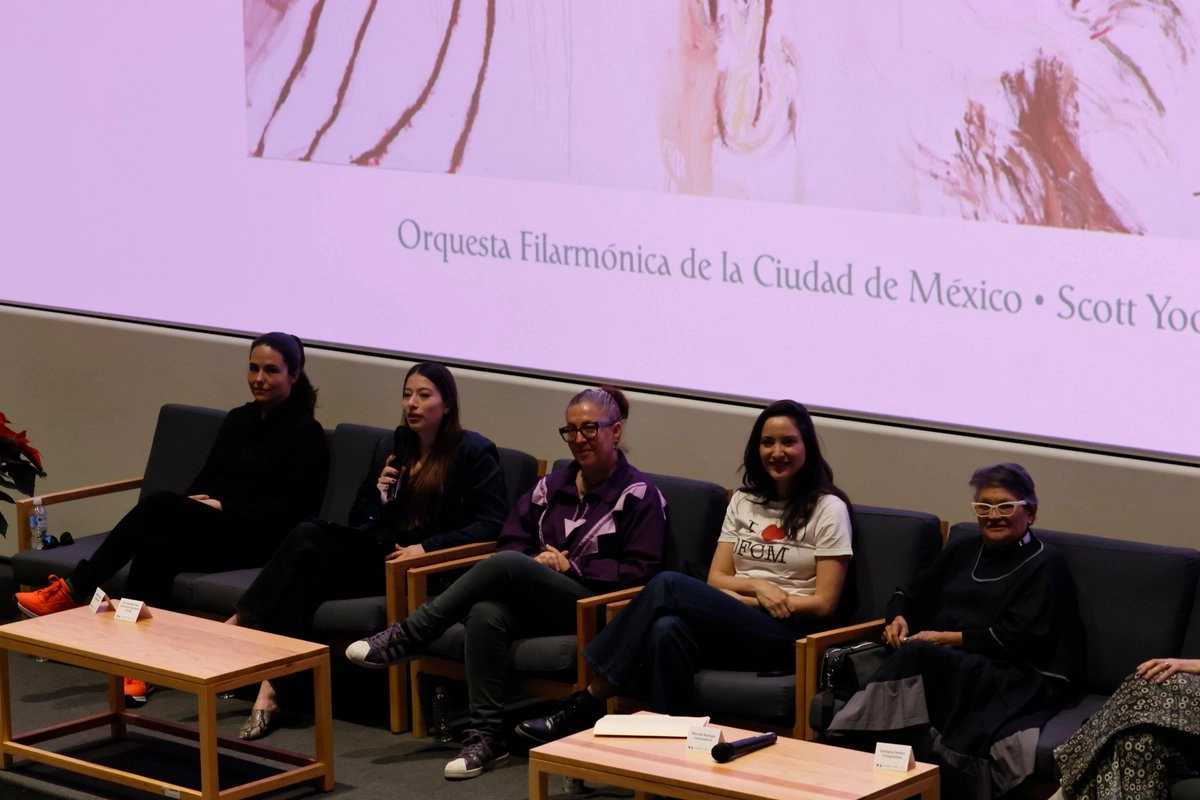 La secretaria de Cultura, Claudia Curiel, durante el lanzamiento oficial del primer disco de la OFCM dedicado íntegramente a la obra sinfónica de compositoras mexicanas, en la Cineteca Nacional de Chapultepec, en la Ciudad de México, el 4 de diciembre de 2025. 