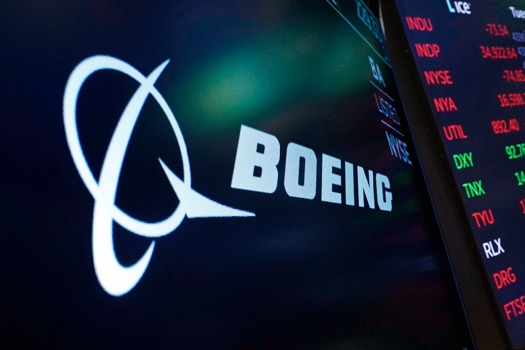 Los movimientos son parte del “mayor interés de la compañía por garantizar que cada avión que entregamos cumpla o supere todos los requisitos de calidad y seguridad”, escribió Stan Deal, presidente de Aviones Comerciales de Boeing en un correo electrónico a los empleados. Foto Ap.