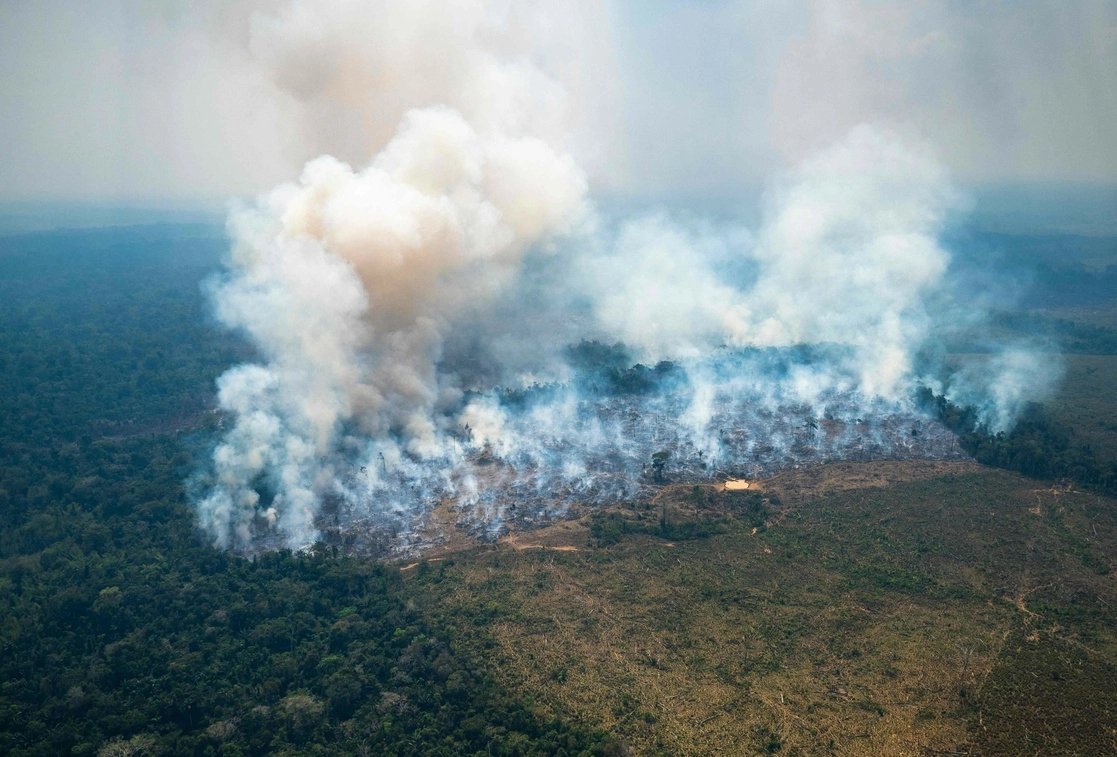En esta foto publicada por el Ministerio de Defensa de Colombia, el humo se eleva de un incendio forestal en el Parque Nacional Natural Chiribiquete, en el noroeste de la Amazonía colombiana. Foto Afp