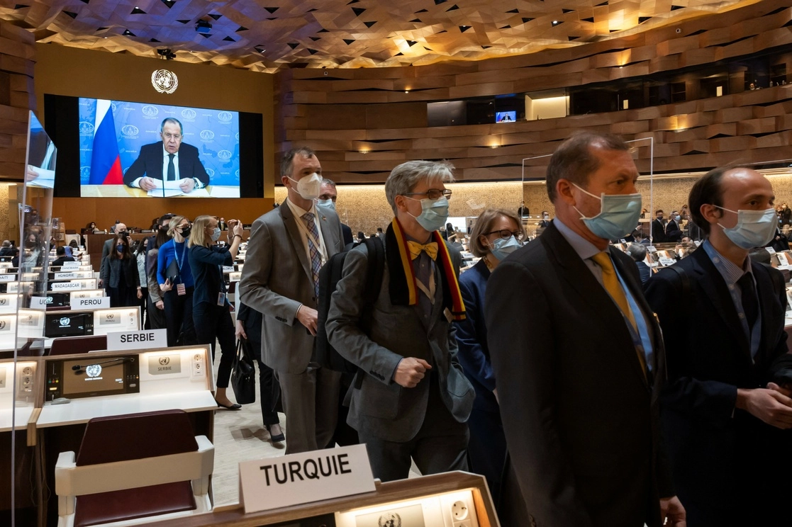 Delegados abandonan la sala mientras habla por vía remota el ministro de Asuntos Exteriores de Rusia, Serguei Lavrov (en la pantalla), en el Consejo de Derechos Humanos de la ONU en Ginebra, el 1 de marzo de 2022. Foto Afp
