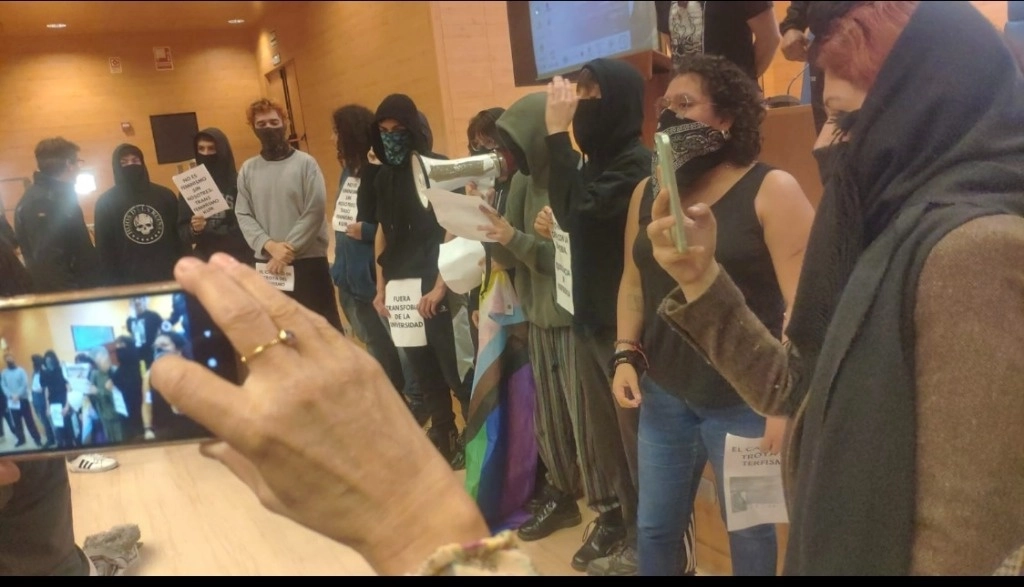 Un grupo de una docena de supuestos estudiantes interrumpieron el acto desplegando banderas del movimiento transexual y con un megáfono en mano estuvieron gritando insultos y consignas contra la antropóloga mexicana Marcela Lagarde. Foto Armando G. Tejeda

