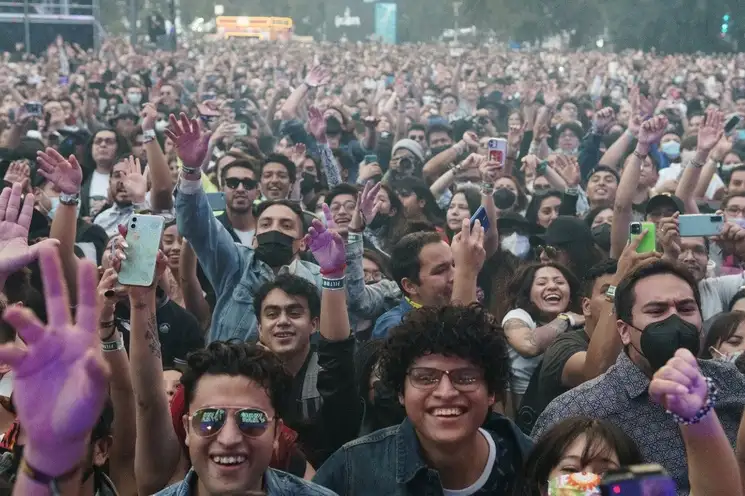 Jóvenes, público principal del festival de música, reaccionaron con enojo ante los excesivos precios y cargos adicionales. Foto archivo La Jornada 