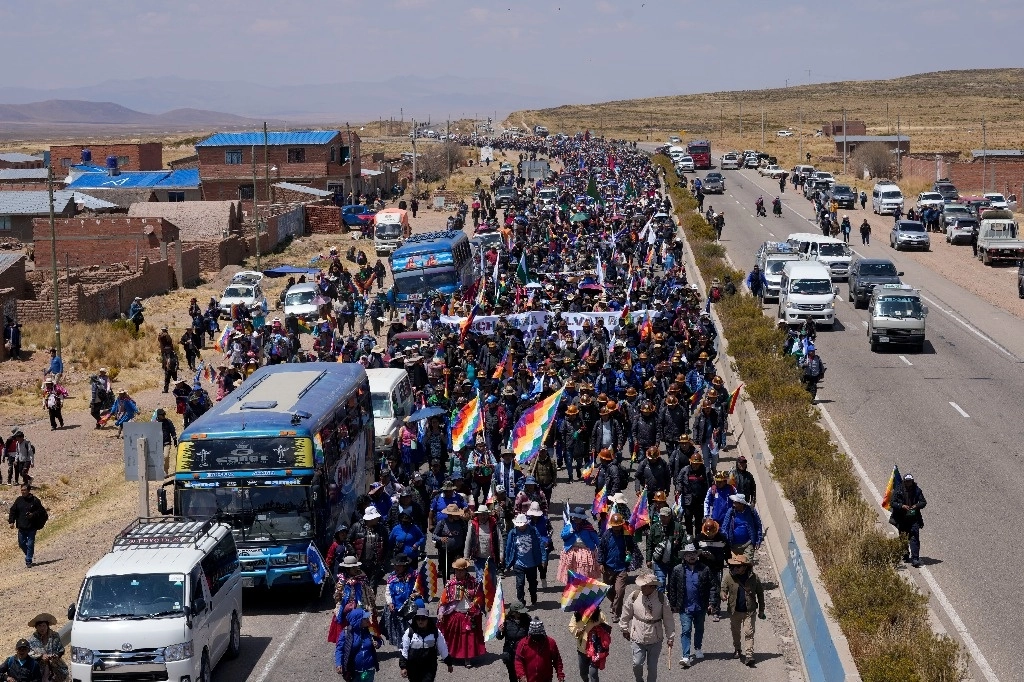 Seguidores del ex presidente de Bolivia, Evo Morales durante la marcha de este martes. Foto Ap