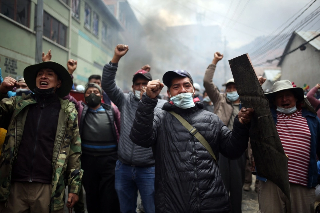 Cientos de miembros de la Asociación de Productores de Hoja de Coca de La Paz ingresaron ayer al mercado donde comercializan su producto de manera legal, en el barrio de Villa Fátima, luego de más de dos semanas de disputas con las autoridades por el cierre del local. Foto Afp