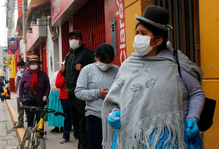 la autoproclamada presidenta de Bolivia, Jeanine Áñe, usa la pandemia para afferarse al mandato. Foto Afp