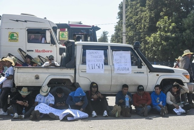  Con camiones y barricadas, transportistas de carga internacional y comerciantes bloquearon este lunes varias vías que conectan Bolivia con Perú y Chile. Foto Afp