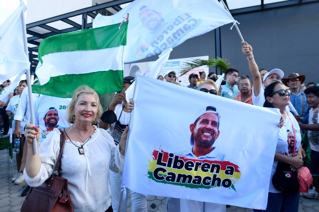 Simpatizantes del gobernador de Santa Cruz, Luis Fernando Camacho, participan en una caravana para exigir su liberación en Santa Cruz, Bolivia, el 28 de diciembre de 2023. Foto Afp