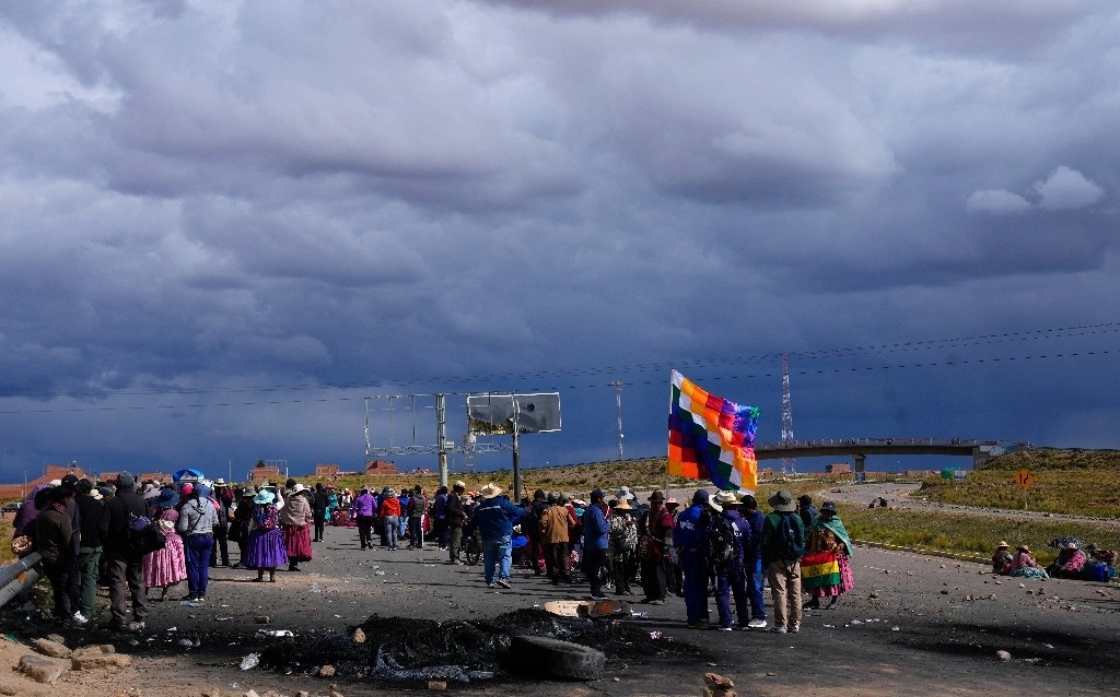 Hasta la noche del sábado, los dirigentes campesinos decidieron levantar la mayoría de los bloqueos, pero aún continuaban en la vía que conecta oriente con occidente. Foto Ap.