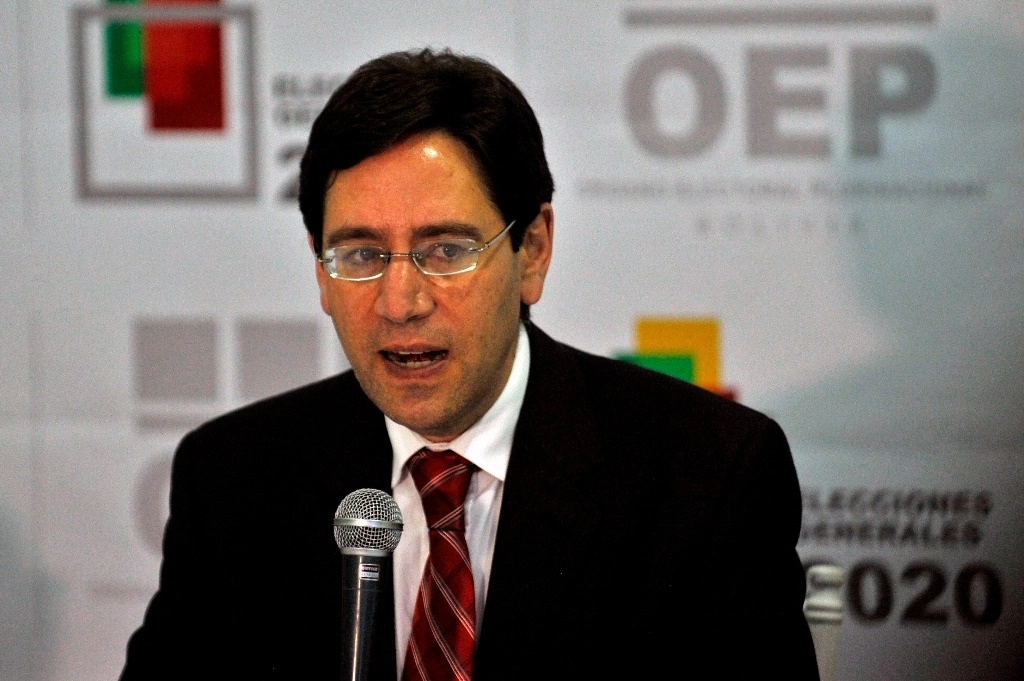 Salvador Romero, presidente del Tribunal Supremo Electoral de Bolivia, en conferencia el domingo 18 de octubre. Foto Afp 