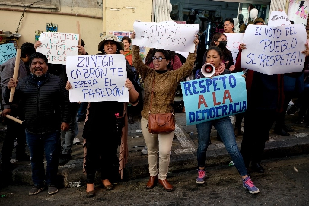 Partidarios del presidente boliviano Luis Arce se manifiestan frente a la fiscalía para exigir pena de cárcel para Juan José Zúñiga, ex comandante general del Ejército, involucrado en el golpe de Estado fallido, el 28 de junio de 2024. Foto Ap 