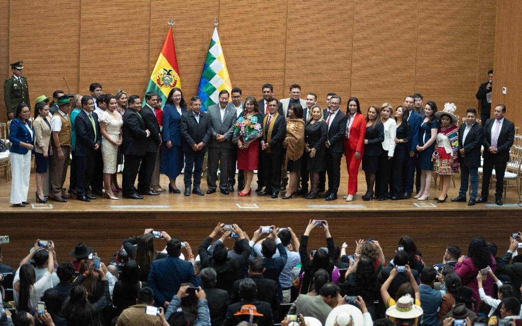 Imagen del 2 de enero de 2025 del presidente boliviano, Luis Arce (10-i-frente), posando durante el acto de posesiÃ³n con los 19 nuevos magistrados y sus suplentes que estarÃ¡n al mando del Tribunal Supremo de Justicia, el Tribunal Agroambiental, el Tribunal Constitucional Plurinacional y el Consejo de la Magistratura, en la Casa Grande del Pueblo, en La Paz, Bolivia. Foto Xinhua