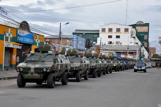 Vehículos militares y policiales empezaron a recorrer las principales ciudades bolivianas advirtiendo a transeúntes y comerciantes que debían retirarse a sus domicilios. Foto Xinhua 