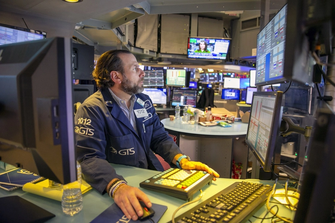 Los mercados mundiales enfrentan una espiral bajista por el temor a que la inflación y las alzas en las tasas lleven a una recesión en las principales economías. Foto Ap