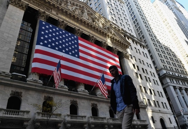 La Bolsa de Nueva York decidió retirar de la cotización a tres empresas de telecomunicaciones chinas tras consignas del gobierno de EU. Foto Afp