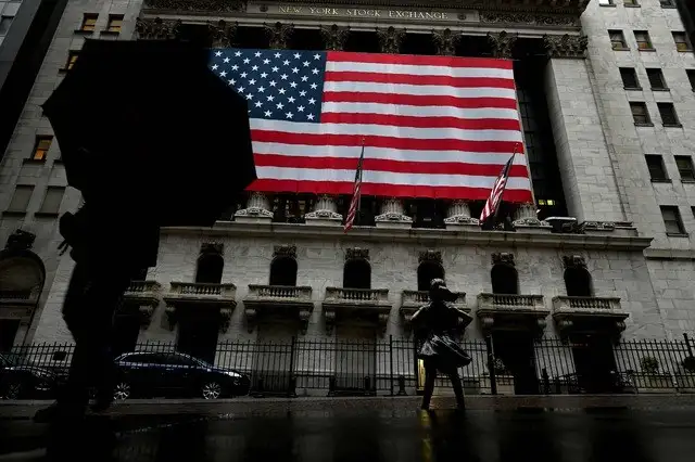 Las acciones estadunidenses subieron en la apertura de sesión, luego de que el presidente Donald Trump se mostró esperanzado por la baja de casos del Covid-19 en algunos estados. Foto Afp