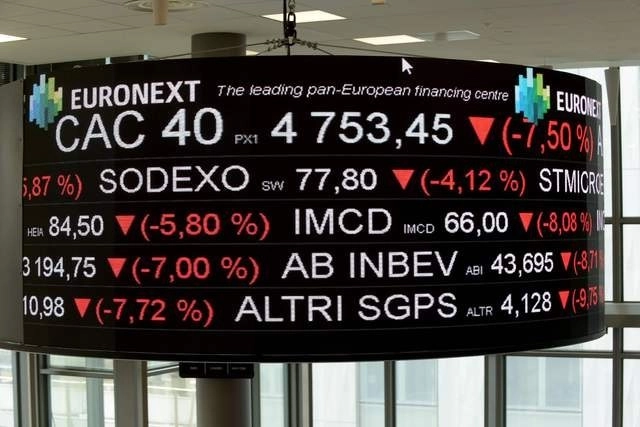 En Madrid, el IBEX-35 cedió un 3.43 por ciento y la bolsa de Milán cayó un 3.75 por ciento. Foto Afp