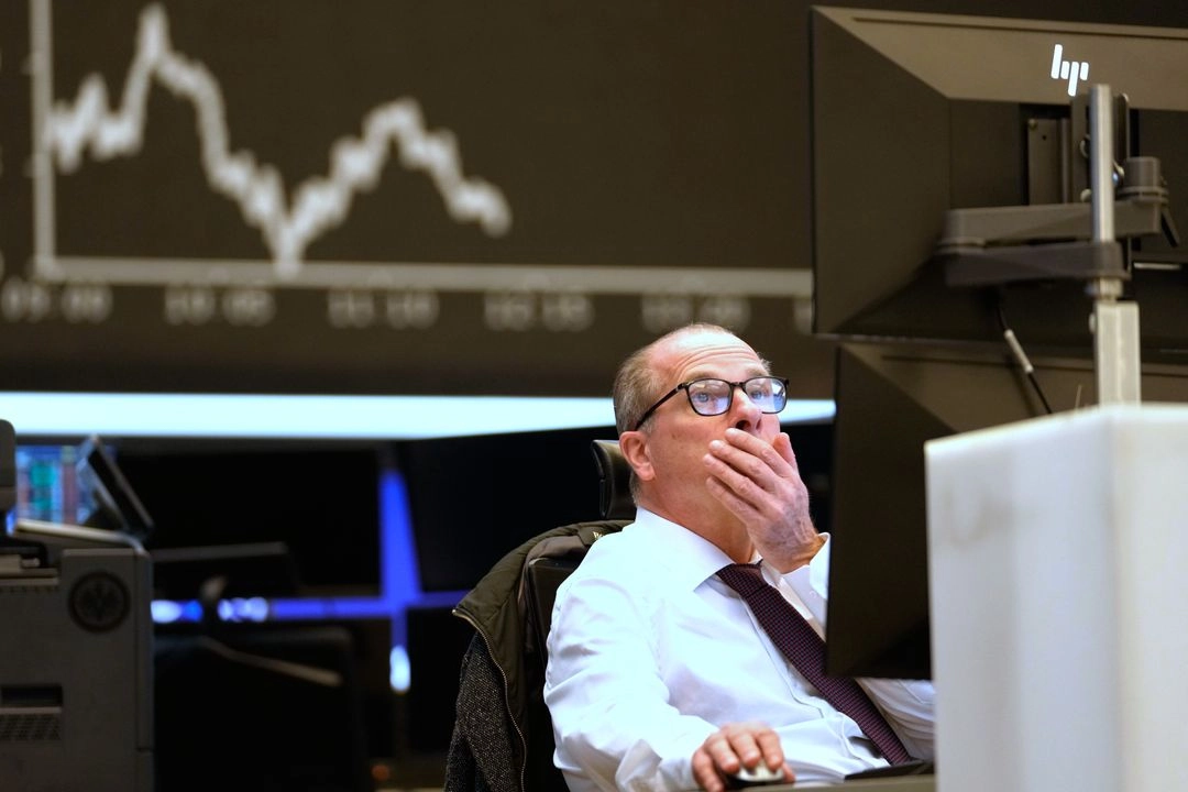 Operador de la bolsa de Fráncfort, que muestra el índice bursátil DAX, el 9 de abril de 2025. Foto 