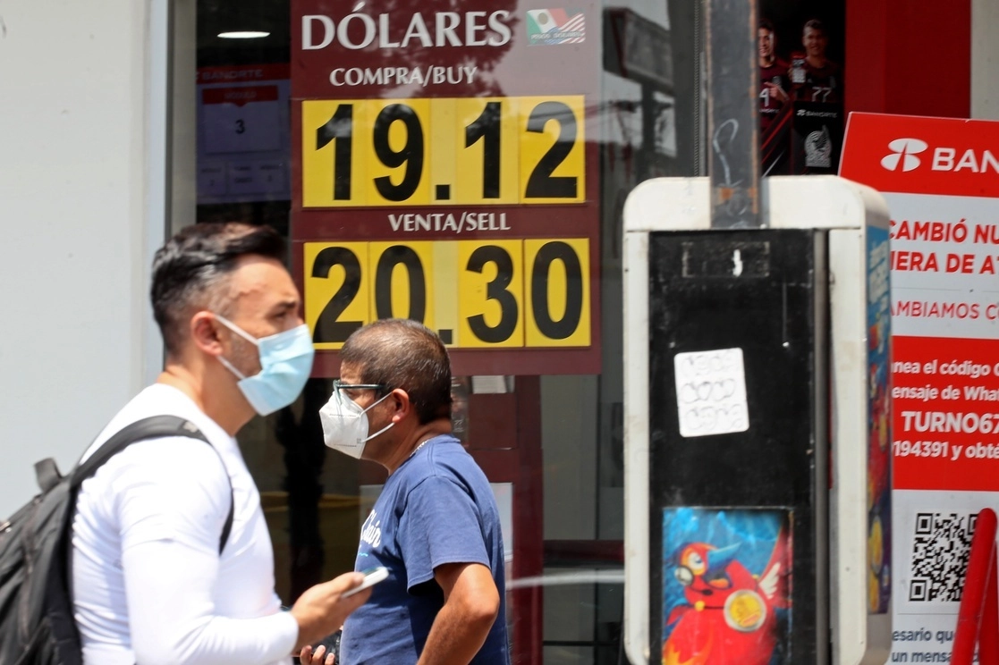Cotización del dólar en una sucursal bancaria de la capital del país. Foto Roberto García Ortiz / Archivo
