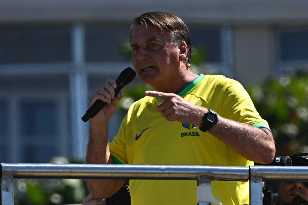 El ex presidente brasileño Jair Bolsonaro habla con sus partidarios durante una manifestación en la playa de Copacabana en Río de Janeiro, Brasil, el 21 de abril de 2024. El ex presidente de Brasil, Jair Bolsonaro, celebró una manifestación con sus partidarios en Río de Janeiro el domingo en defensa de la libertad de expresión. que, según él, está amenazado en el país, ya que el magnate tecnológico Elon Musk enfrenta un enfrentamiento legal allí por acusaciones de censura y desinformación. Foto Afp