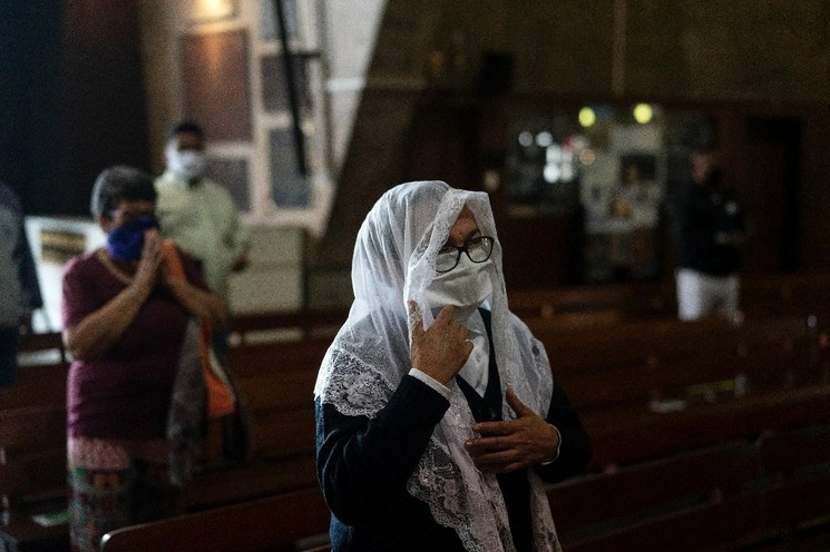 Después de una reducción de las restricciones por el Covid-19, la iglesia católica en Río de Janeiro celebró su primera misa con el 30% de sus fieles. Foto Ap