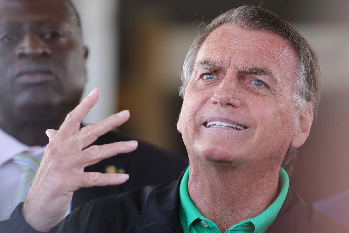 El expresidente brasileño Jair Bolsonaro da una conferencia de prensa afuera del Senado en Brasilia, Brasil, el jueves 17 de julio de 2025. Foto
