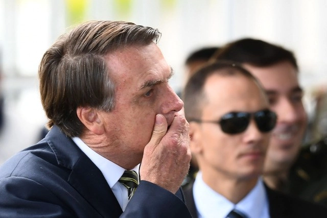 El presidente de Brail, Jair Bolsonaro, decidió cesar a su ministro de Salud, Luis Henrique Mandetta, pero fue convencido de no hacerlo por dos de los generales que lo rodean. Foto Afp 