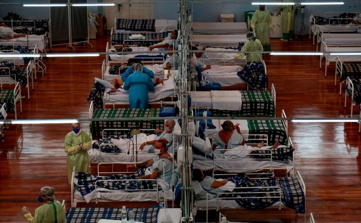Pacientes con Covid-19 son atendidos en un gimnasio habilitado como hospital en Sao Paulo. Foto Afp