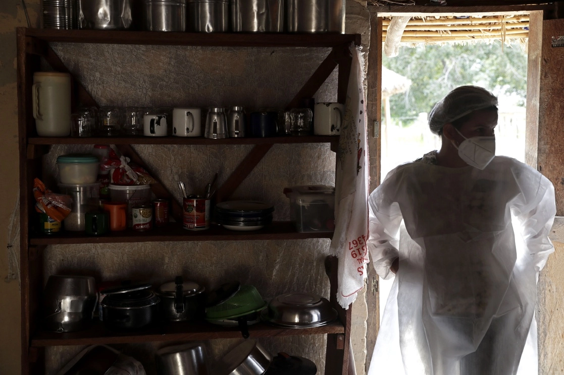 Brasil es uno de los países más afectados por la pandemia del Covid-19. En la imagen, una trabajadora de salud ingresa a la casa de una familia para aplicarles la vacuna contra Covid-19, en las afueras de Cavalcante, estado de Goias, el 16 de marzo de 2021. Foto Ap