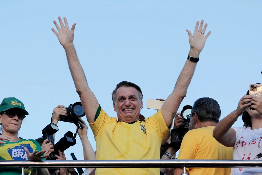 El expresidente de Brasil (2019-2022) Jair Bolsonaro saluda durante una marcha a favor de la amnistía para los involucrados en actos contra la democracia el 8 de enero de 2023, en Brasilia, Brasil, el 7 de mayo de 2025. Foto
