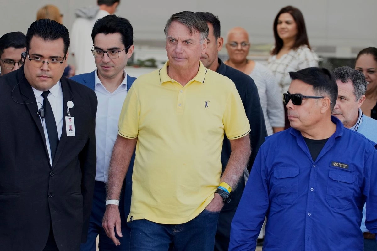 El ex presidente brasileño Jair Bolsonaro, en el centro, tras salir temporalmente de su arresto domiciliario para someterse a exámenes médicos, sale de un hospital en Brasilia, Brasil, el 16 de agosto de 2025.