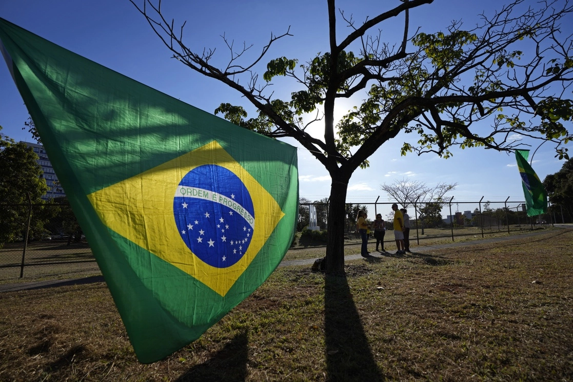 Simpatizantes del presidente Jair Bolsonaro esperan frente al hospital donde se encuentra internado como muestra de apoyo, el 14 de julio de 2021. Foto Ap
