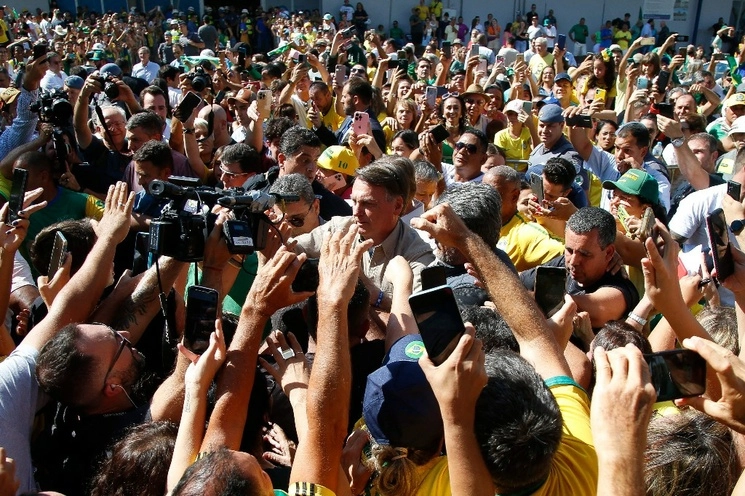El expresidente de Brasil, Jair Bolsonaro saluda a sus seguidores antes de la feria Agrishow en Ribeirao Preto, Sao Paulo, Brasil, el 30 de abril de 2023. Foto Afp