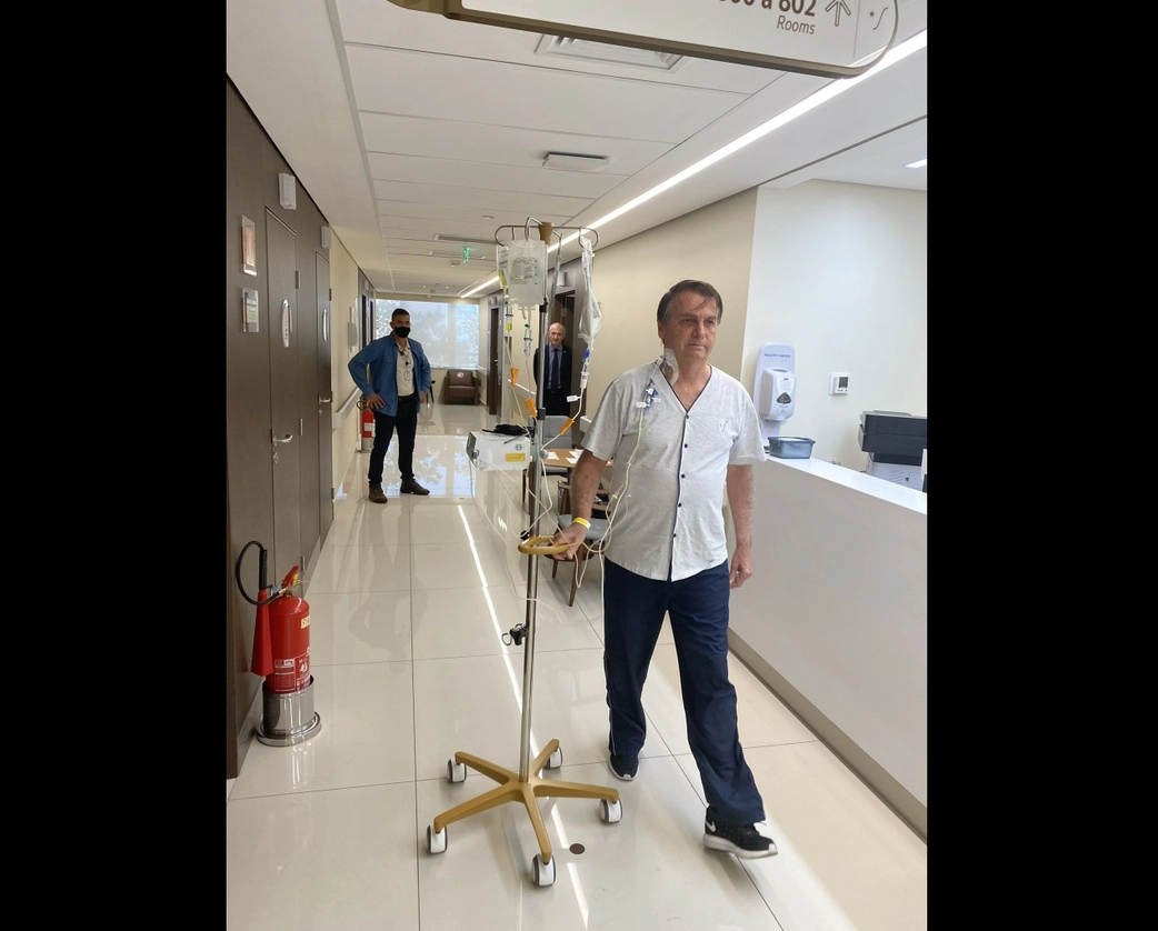 Jair Bolsonaro permanece hospitalizado en un hospital de Sao Paulo por una obstrucción intestinal. Foto Tomada del Twitter @jairbolsonaro
