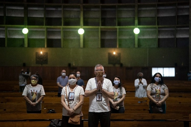 Luego de la reducción en las restricciones por el Covid-19, la Iglesia Católica en Río de Janeiro realizó sus primeras misas con el 30 por ciento de sus feligreses. Foto Ap