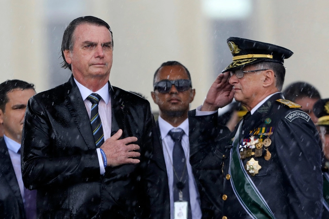 El presidente de Brasil, Jair Bolsonaro, y el ahora ex comandante, Edson Pujol, el 17 de abril de 2019. Foto Afp 