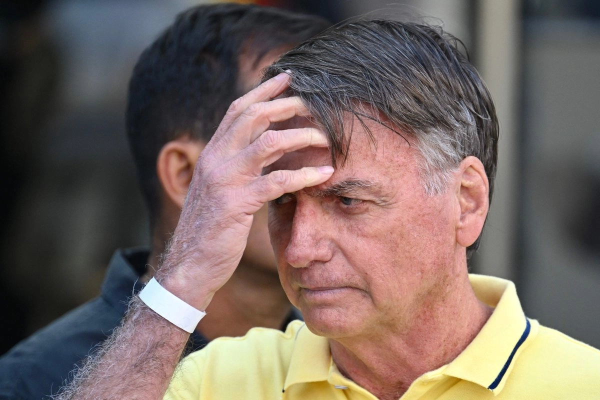 Tras ser detenido por un riesgo palpable de fuga, el ex presidente brasileño, Jair Bolsonaro, aceptó haber intentado quemar la tobillera electrónica que monitoreaba su prisión domiciliaria. Foto  