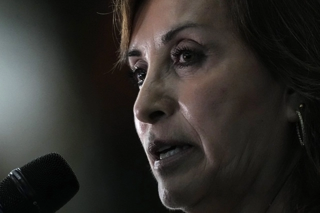 La presidenta peruana Dina Boluarte no respondió preguntas durante un interrogatorio en la fiscalía que la investiga por los presuntos delitos de genocidio, homicidio calificado y lesiones graves. Foto Ap 