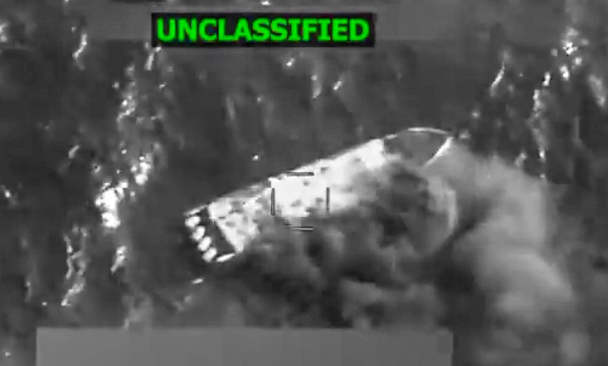 El secretario de Guerra estadunidense, Pete Hegseth, difundió en su cuenta de X una imagen sobre el embate contra una embarcación, en el cual murieron dos personas. Foto 
