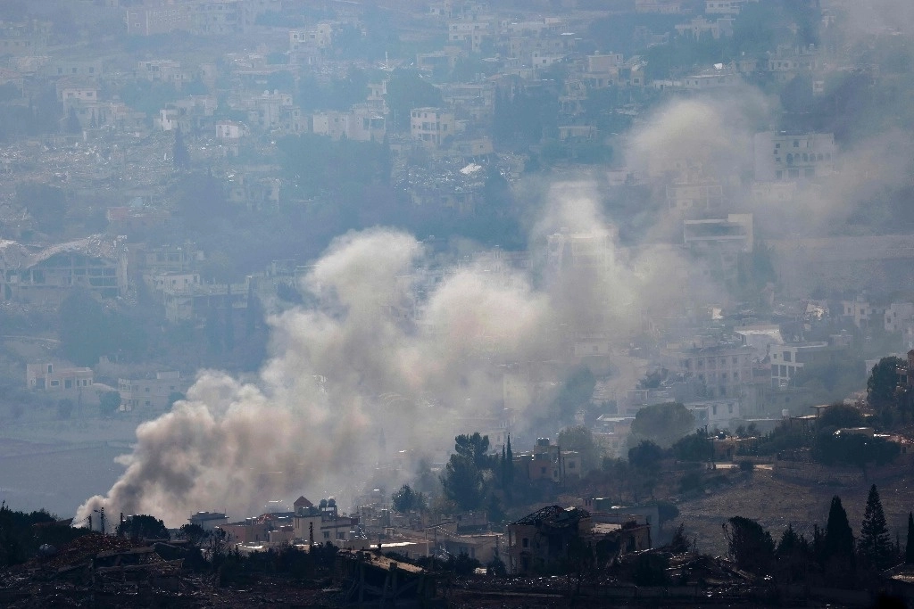 Se observa una columna de humo en el sur de Líbano tras un bombardeo israelí, el 28 de noviembre de 2024. Foto Foto Afp