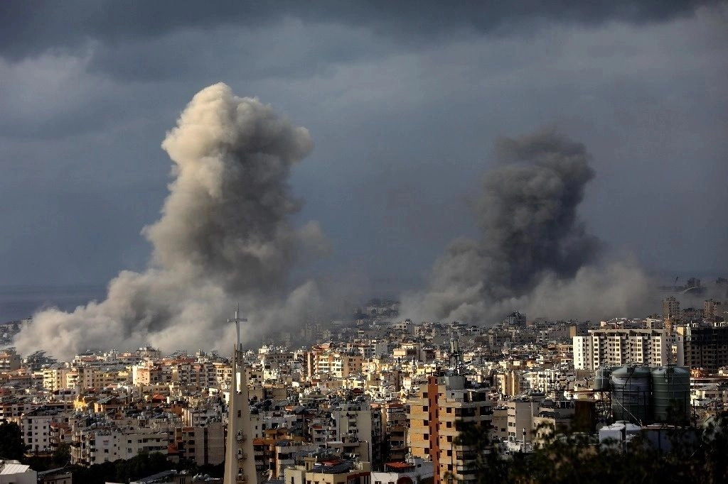 El ataque israelí destruyó el edificio y causó daño a inmuebles cercanos en la localidad libanesa de Tul. Foto 