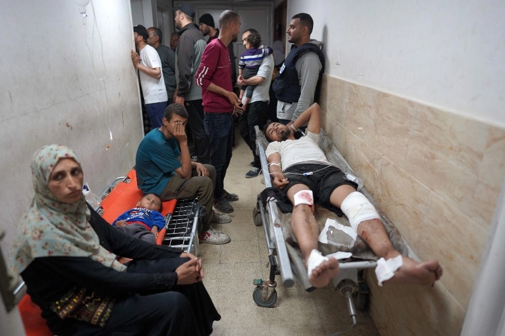 Un hombre palestino herido, ayer, en uno de los corredores del hospital Al Aqsa, en la franja de Gaza. Foto Afp 