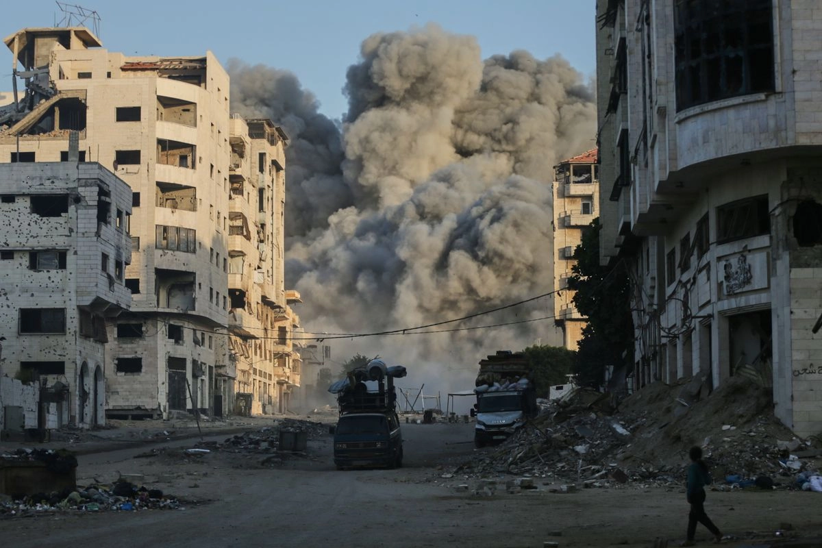 El ataque al rascacielos Macca provocó una nube de humo en la ciudad de Gaza. Los ahí refugiados fueron evacuados antes.