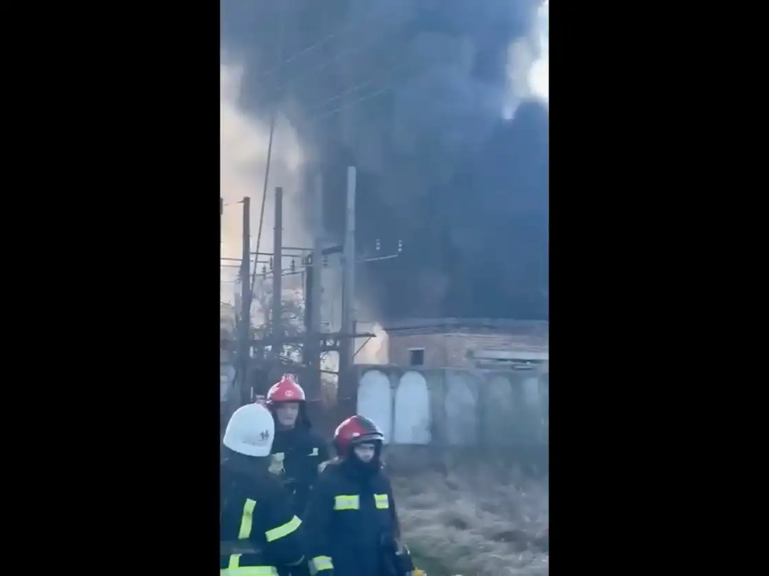Bomberos ucranios acuden a una de las instalaciones ferroviarias bombardeadas por las tropas rusas, el 25 de abril de 2022. Imagen tomada de un video difundido en Twitter 